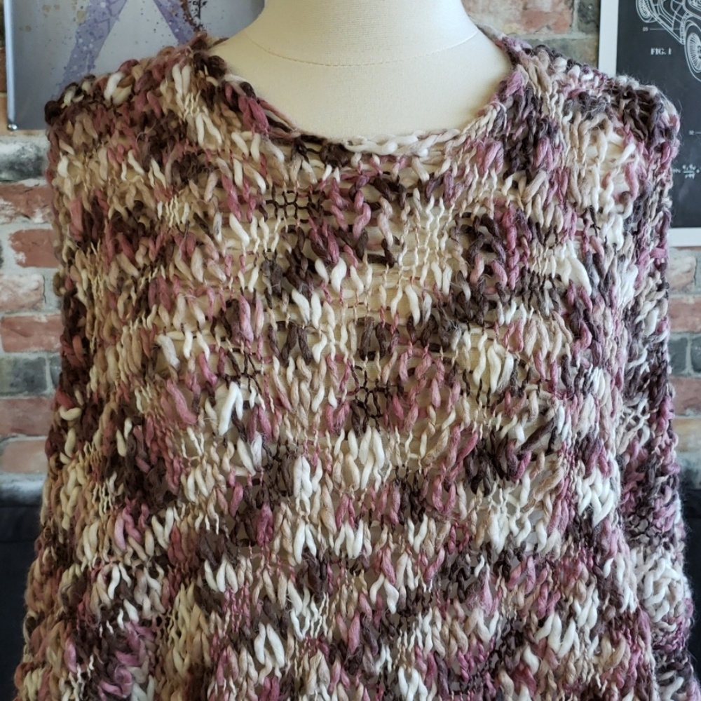 Lady's poncho - Picture 3 of 3
